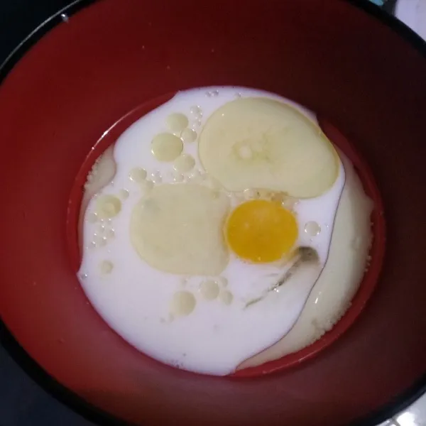 Dalam mangkuk, masukkan telur, susu, gula, vanili, minyak dan garam, aduk rata jadi satu.