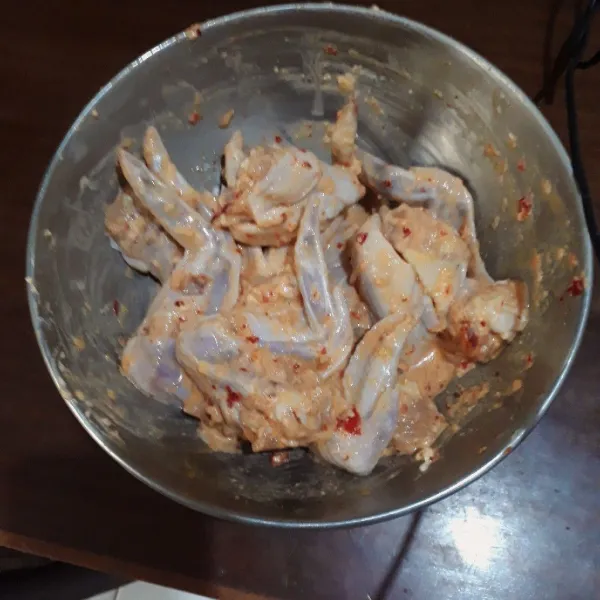 Campurkan ayam dengan 3 sdm campuran tepung dan sedikit air, aduk rata.