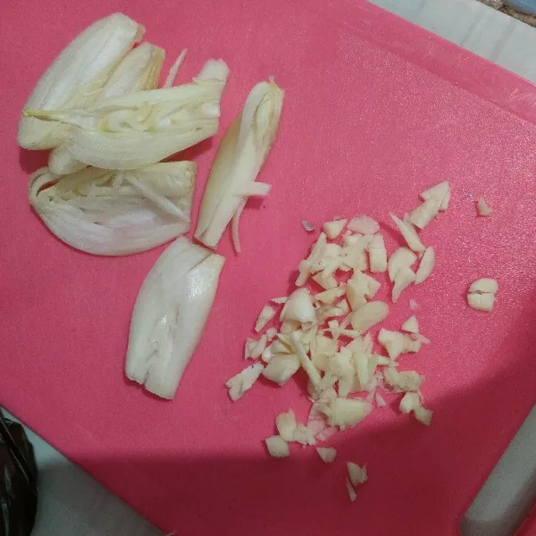 Potong bawang bombay dan cincang bawang putih.