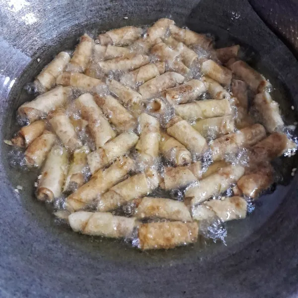 Dan goreng sumpia hingga kuning kecoklatan. Karena ini kulit lumpia lokal jadi menggorengnya harus kuning kecoklatan agar kulitnya renyah sampai kedalam. Angkat dan tiriskan.