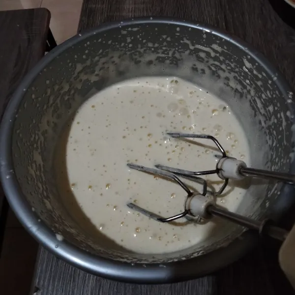 Kocok dengan kecepatan tinggi lalu masukan telur dan gula pasir hingga mengembang, putih, dan kaku