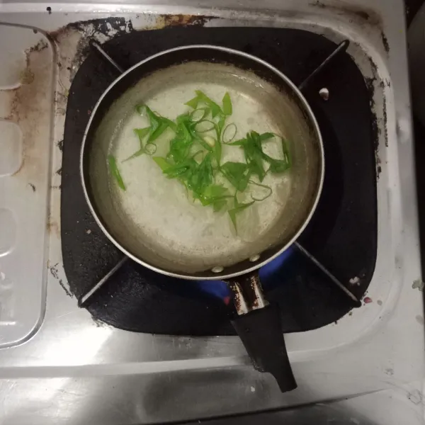 Masukan bawang putih ke dalam air rebusan, tunggu sampai mendidih lalu siram ke adonan kering.