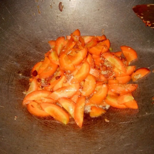 Untuk langkah pertama masukan sayur wortel masak sampai setengah matang.