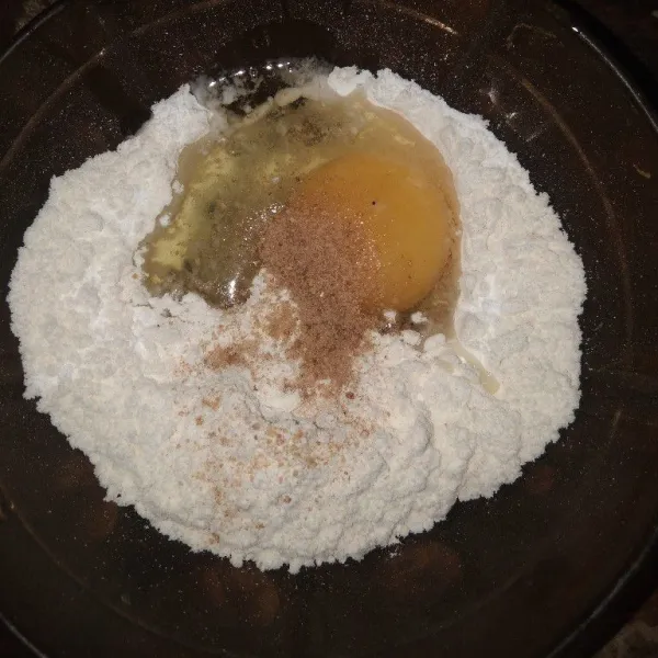 Untuk bahan utama kocok telur dan tepung lalu goreng adonan capjai kemudian potong tipis.