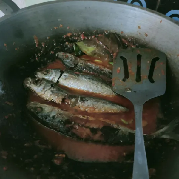 Masukan ikan, boleh tambah sedikit air masak hingga bumbu meresap kedalam ikan, koreksi rasa, matikan kompor.