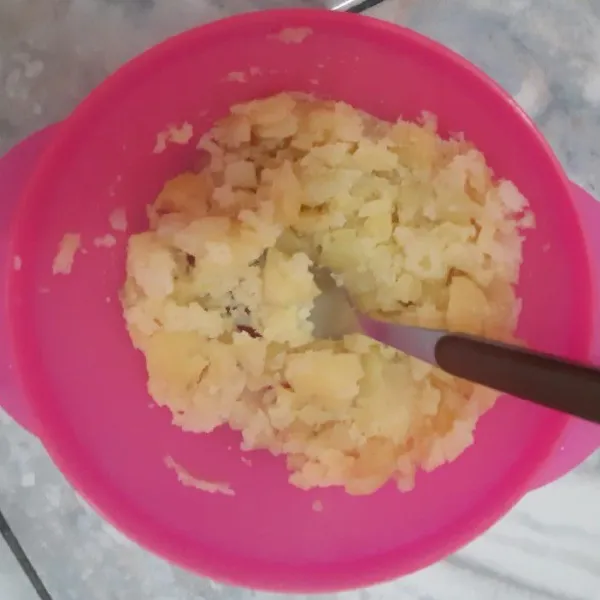 Tiriskan kentang dan hancurkan dengan garpu sampai benar-benar halus.