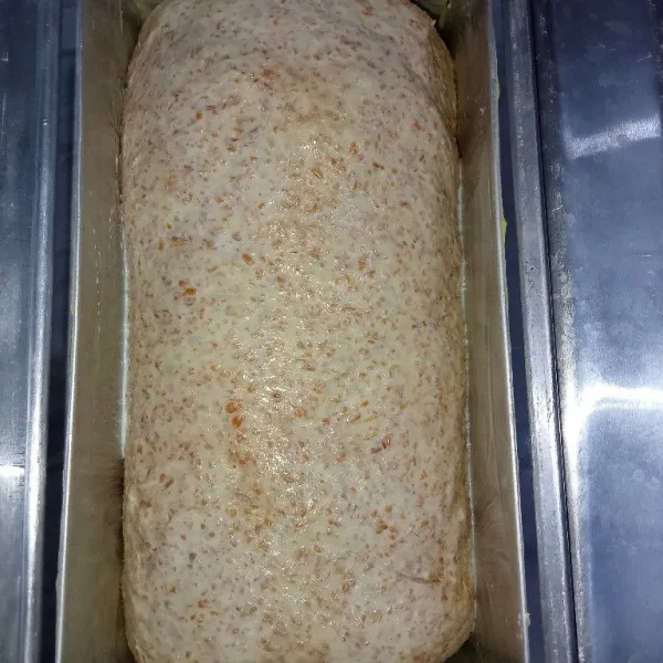 Masukkan roti kedalam loyang yang sudah diolesi dengan margarin kemudian proofing 30-40 menit atau sampai mengembang dua kali lipat, sesuaikan suhu ruang masing masing.