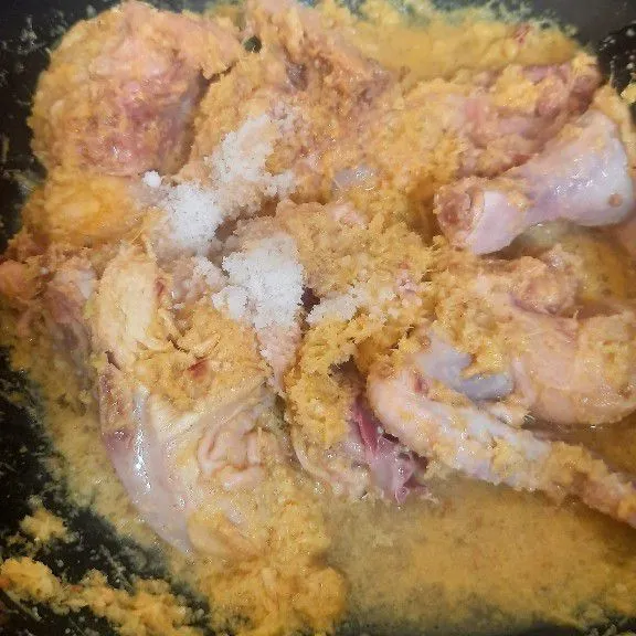 Masukkan ayam, beri garam.