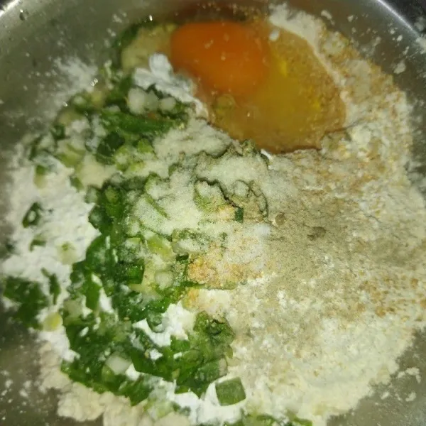 Lalu masukkan tepung terigu, tepung sagu, garam, kaldu bubuk, lada bubuk, bawang putih bubuk, telur dan daun bawang.