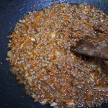 Masukan daging dan bumbu-bumbu, aduk rata masak sampai bumbu meresap koreksi rasa. Sisihkan.