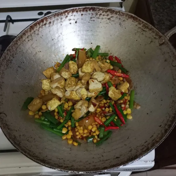 Masukan tahu goreng masak hingga bumbu menyerap.