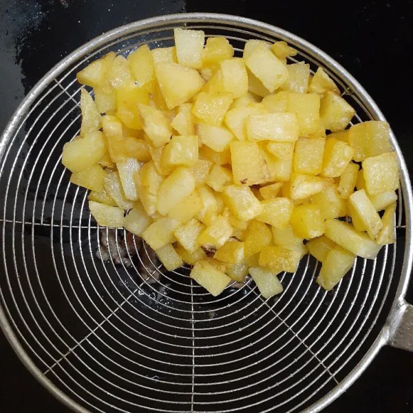 Goreng kentangnya terlebih dahulu. Angkat dan tiriskan.