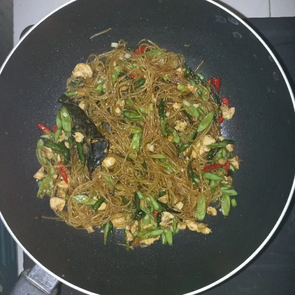 Masukkan sounnya, kemudian aduk merata. Masak sampai soun matang dan bumbunya meresap. Angkat dan sajikan!