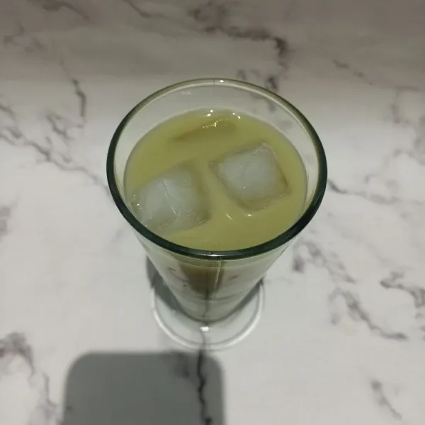 Tambahkan es batu secukupnya, jangan terlalu munjung