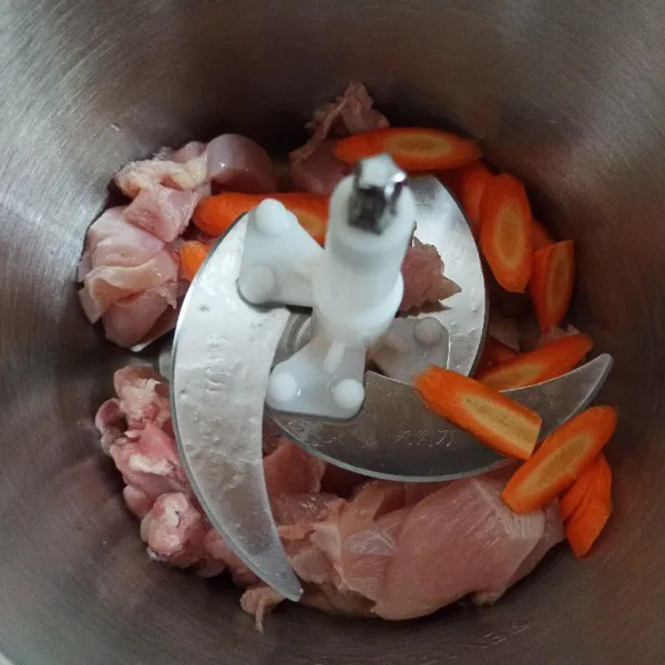 Masukkan ayam dan wortel ke dalam chopper dan proses sampai halus.