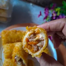 Panaskan minyak lalu goreng risol sampai matang angkat tiriskan lalu sajikan.