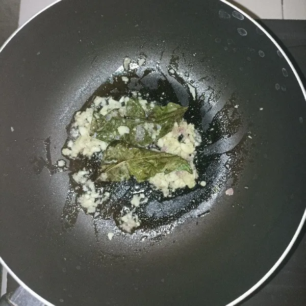 Tumis bawang merah dan bawang putih cincang dan daun salam sampai harum.