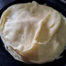 Ambil 1 sendok sayur tuang di teflon bikin kulit lakukan sampai habis.
