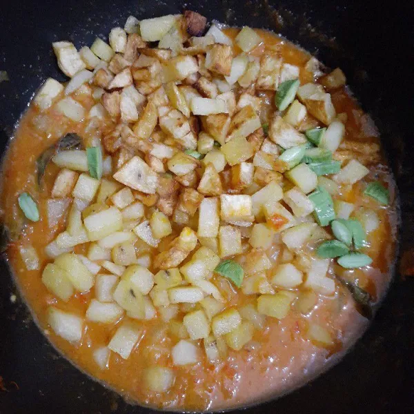 Tuang potongan kentang goreng dan petai, aduk merata.