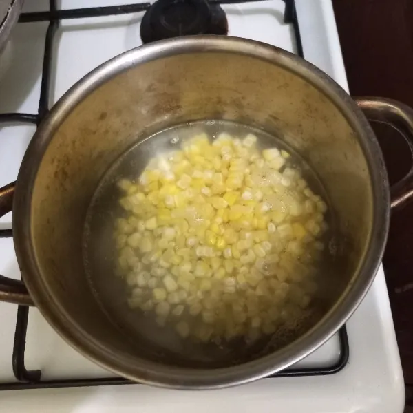 Rebus pipilan jagung hingga matang, tiriskan.