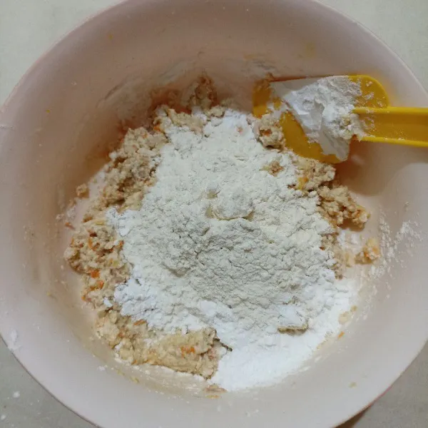 Tuang tepung terigu dan tepung tapiokanya. Aduk merata (uleni merata).