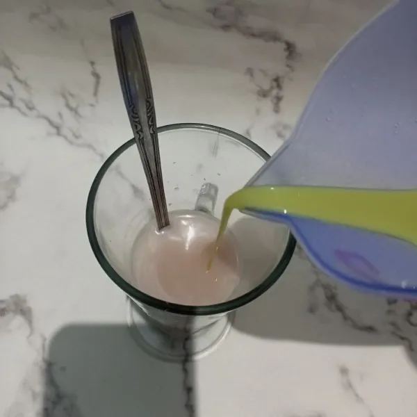 Tuangkan susu rasa melon ke dalam gelas saji