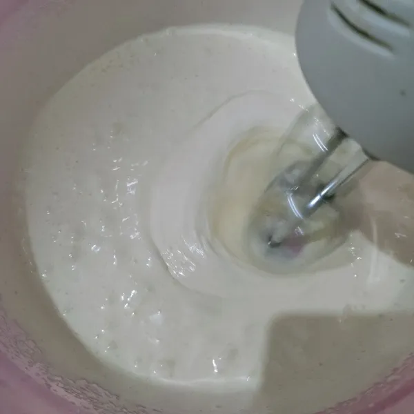 Mixer hingga ringan atau putih dengan kecepatan sedang-tinggi.