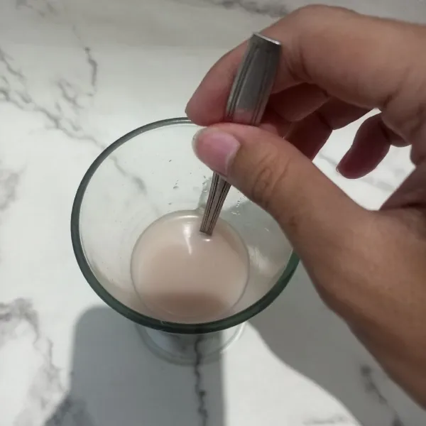 Aduk semuanya hingga susu bubuk larut