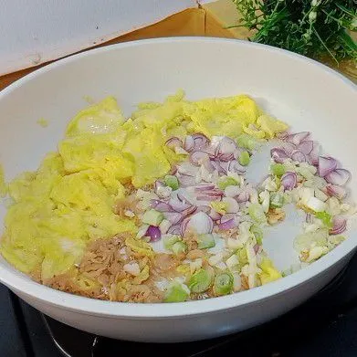 Panaskan sedikit minyak goreng lalu masukkan telur ayam dan udang rebon masak sebentar kemudian masukkan bawang merah dan bawang putih lalu masak hingga harum.