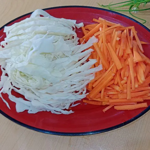 Dipotong-potong wortel dan kubis.