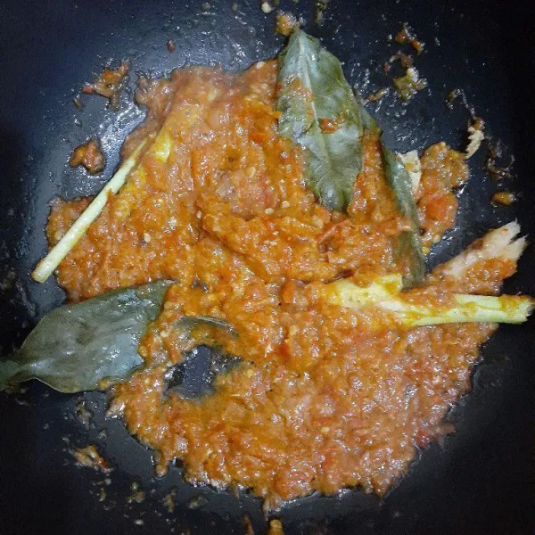 Tumis bumbu halusnya sampai harum. Tambahkan serai dan daun salam, tumis sampei berubah warna.