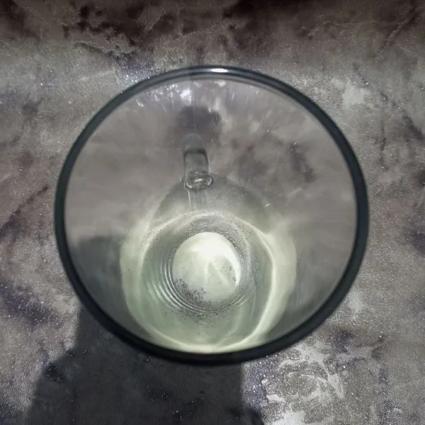 Masukkan gula dan susu bubuk vanilla ke dalam gelas saji