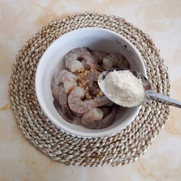 Kupas udang, kemudian campurkan dengan putih telur, jahe halus, garam, lada dan secukupnya maizena, aduk hingga tercampur. Diamkan selama 5-10 menit.