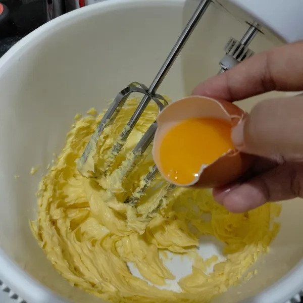 Masukan kuning telur mixer kembali sebentar.