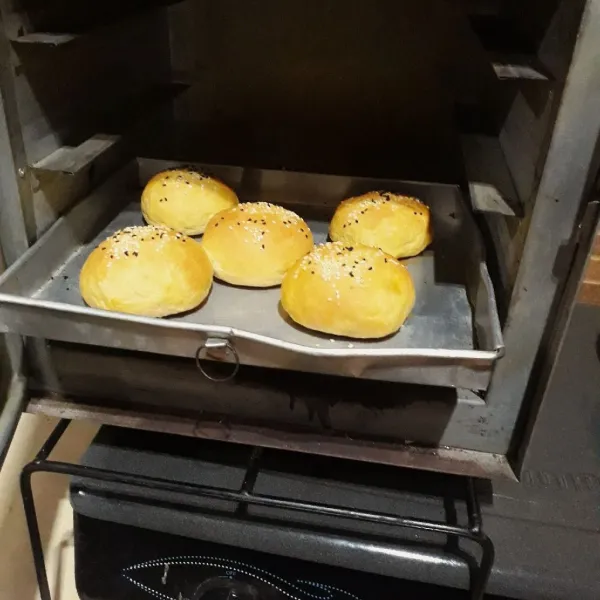 Panggang dalam oven yang sudah dipanaskan, gunakan api sedang hingga matang. Keluarkan dari oven dan olesi dengan margarin cair.