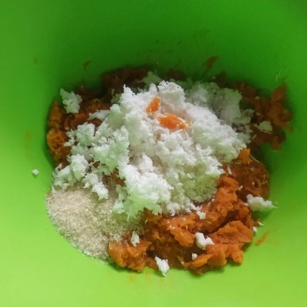 Tambahkan tepung terigu, garam, gula dan kelapa parut aduk hingga tercampur rata.