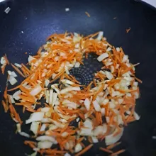 Tumis bawang putih dan bawang bombay sampai harum masukan wortel, aduk rata.