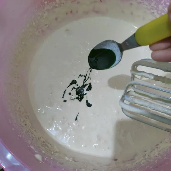 Masukan pasta pandan mixer sebentar saja.