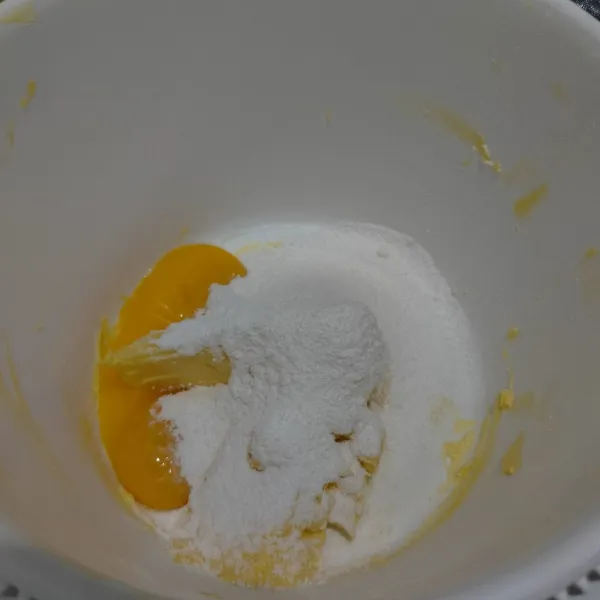 Mixer butter, margarin, kuning telur dan gula halus.