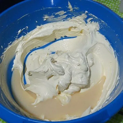 Kocok bahan A margarin kocok sampai mengembang ringan kemudian masukkan kental manis lanjut mix sebentar, sisihkan.
