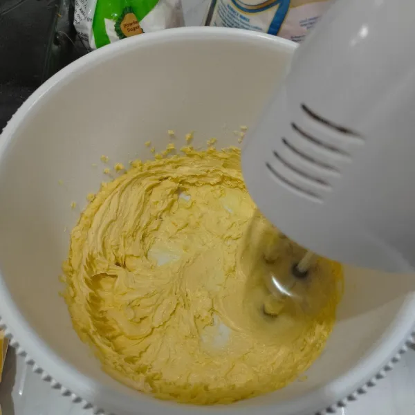 Campurkan gula dan margarin mixer sebentar