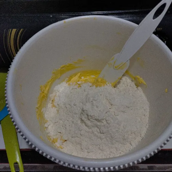 Kemudian tambahkan tepung terigu, tepung maizena dan susu bubuk.