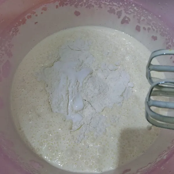 Masukan terigu, santan, dan baking powder bergantian mixer sebentar saja dengan speed rendah asal rata, jangan over mix khawatir bantat.