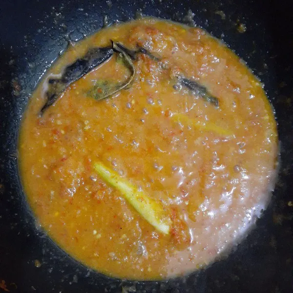 Masukkan santannya, biarkan sampai mendidih.