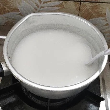 Campurkan bahan puding kopyor. Aduk sampai semua bahan larut.