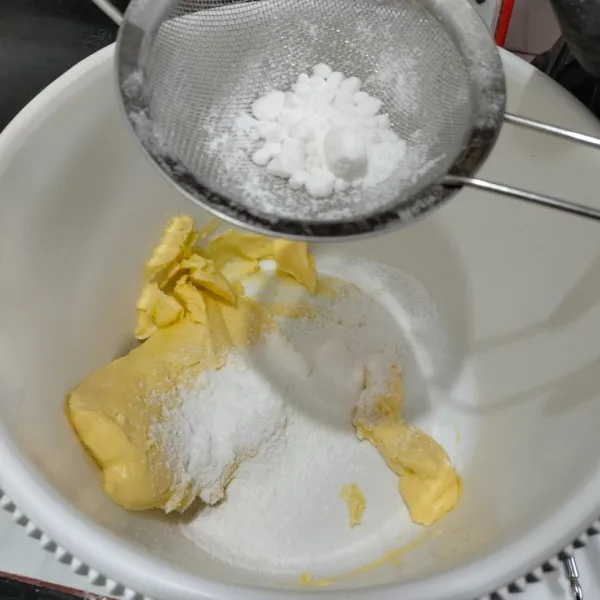 Masukan dalam wadah butter, margarin dan gula halus mixer sebentar.