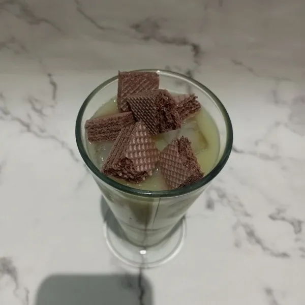 Lalu tambahkan wafer coklat, 1 wafer iris jadi 3 bagian
