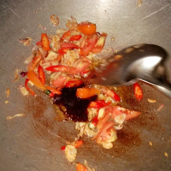 Setelah cabai dan tomat layu lanjutkan masukan saus tiram, aduk rata.