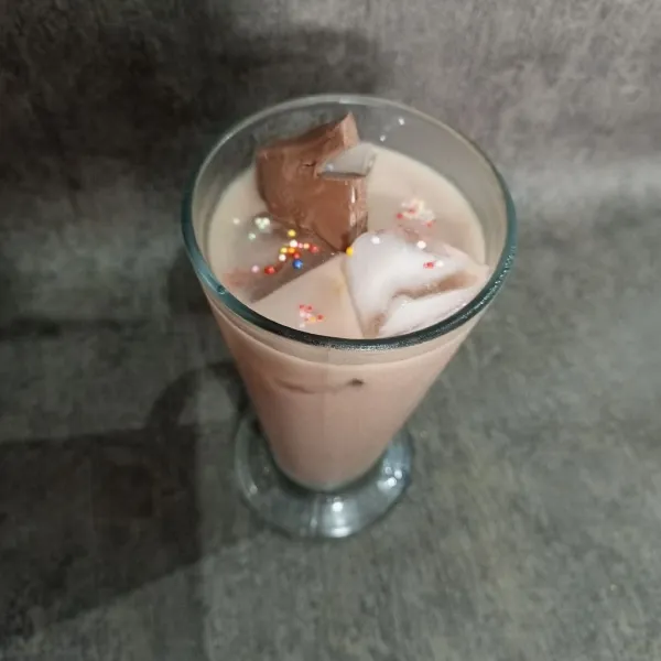 Lalu beri coklat diatas es batu dan minuman pun siap disajikan