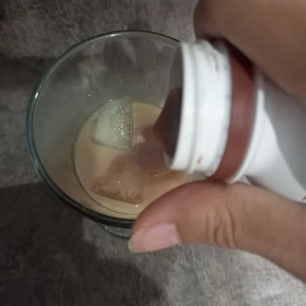 Tuangkan juga susu coklat